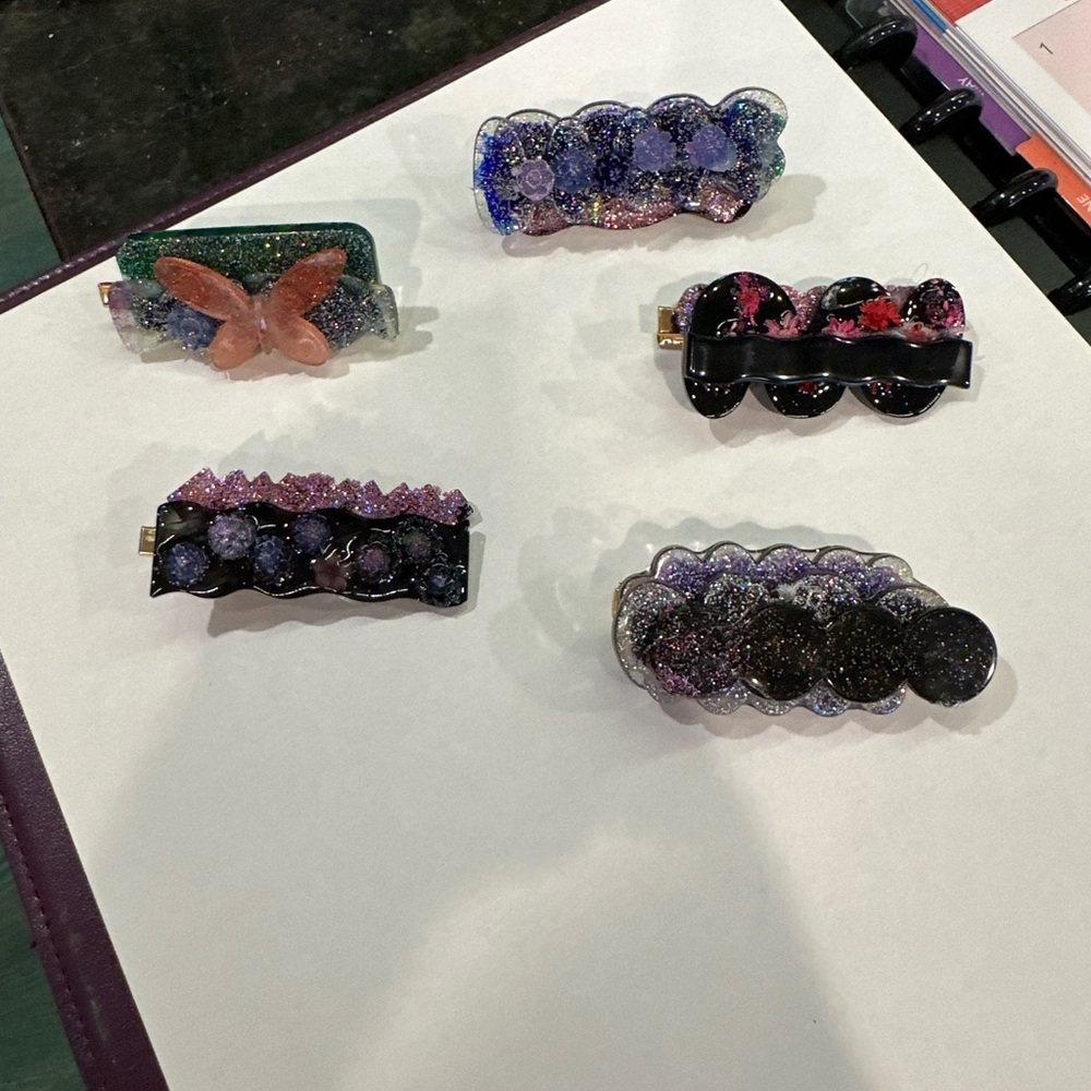 Set of 5 Lightweight barrette hair clips.